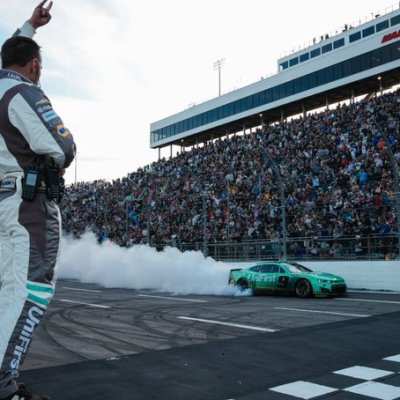 Elliott holds off Hamlin for second grandfather&nbsp;clock