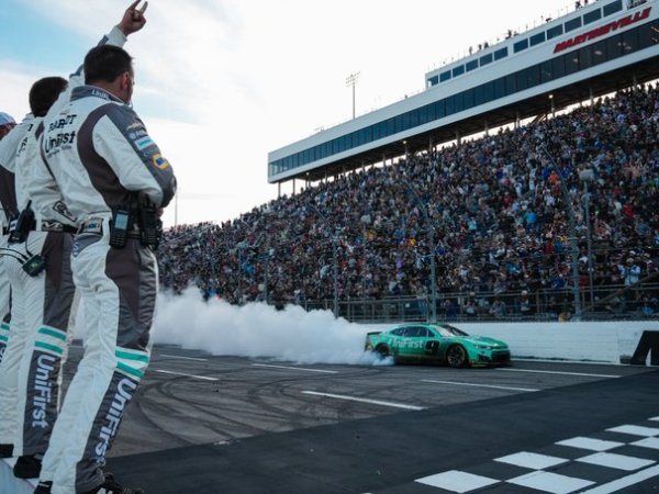 Elliott holds off Hamlin for second grandfather&nbsp;clock